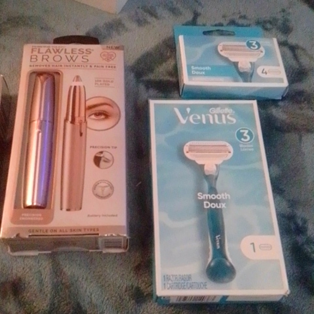 Flawless Brows & Venus razors attach Anastasia.
